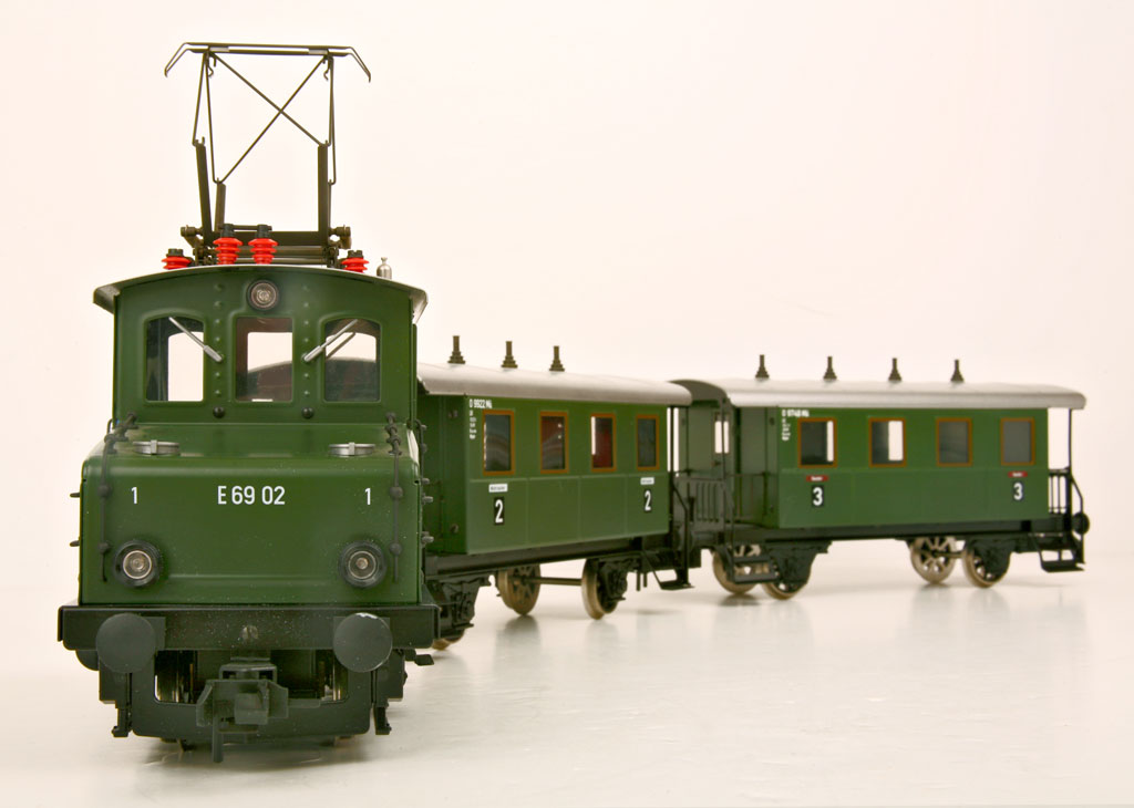 Marklin 54102 Maxi Bavarian Electric Passenger Train Set top ft lf view train