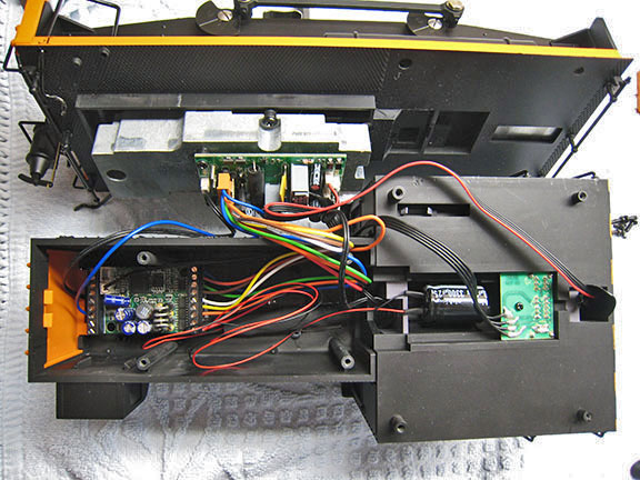 SL-APB-3300 3,300uF Automatic Power Buffer installed in small LGB loco